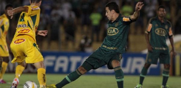 Caio, do Palmeiras, disputa bola com jogador do Mirassol em goleada sofrida por 6 a 2(Imagem:Reprodução)
