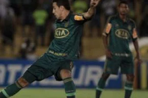 Caio, do Palmeiras, disputa bola com jogador do Mirassol em goleada sofrida por 6 a 2