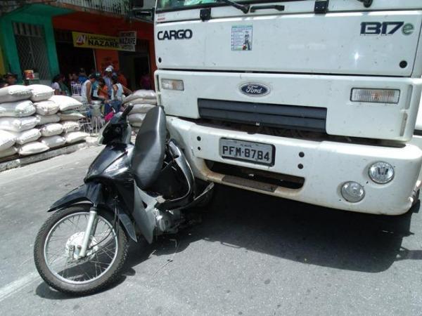 Caminh&atilde;o colide com moto(Imagem:Reprodu&ccedil;&atilde;o)