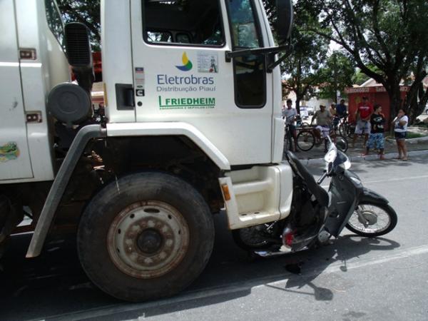 Caminh&atilde;o colide com moto(Imagem:Reprodu&ccedil;&atilde;o)