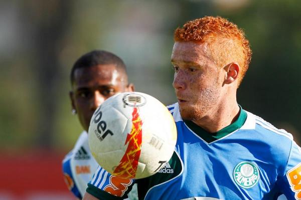 Camisa 8 do Palmeiras diz que joga como o volante que usa o mesmo número no maior rival do clube(Imagem:Reprodução)