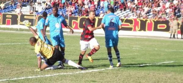 Campinense e CSA fizeram um jogo bastante disputado no &uacute;ltimo domingo, no Est&aacute;dio Amig&atilde;o(Imagem:Reprodu&ccedil;&atilde;o)