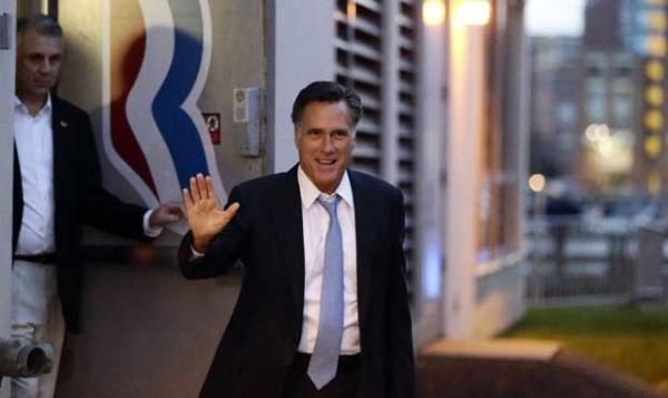 Candidato republicano Mitt Romney sai da sede de sua campanha em Boston neste domingo (30) (Imagem:Reprodu&ccedil;&atilde;o)
