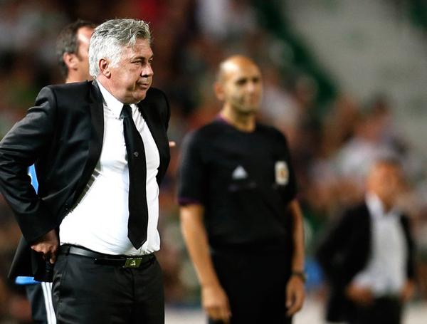 Carlo Ancelotti acompanha a partida com cara de poucos amigos.(Imagem:Reprodu&ccedil;&atilde;o)