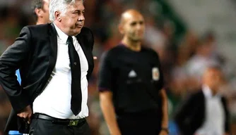 Carlo Ancelotti acompanha a partida com cara de poucos amigos.
