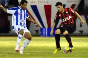 Carlos Nunes quer tim jogando para frente contra o Londrina