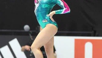 Carlotta Ferlito esbajna charme durante sua performance