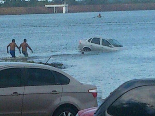 Carro caiu dentro do açude Caldeirão em Piripiri .(Imagem:Reprodução)