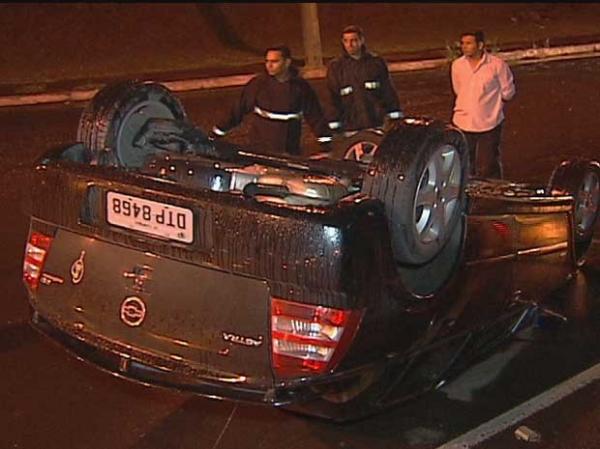 Carro capotado após acidente(Imagem: Reprodução / TV Integração)