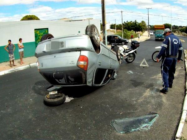 Carro capotou após ser atingido por um caminhão(Imagem:TV Verdes Mares/Reprodução)