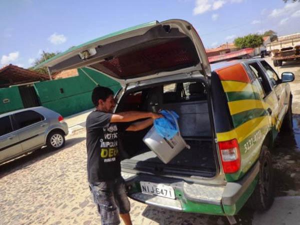 Carro da pol&iacute;cia sendo lavado.(Imagem:Reprodu&ccedil;&atilde;o)