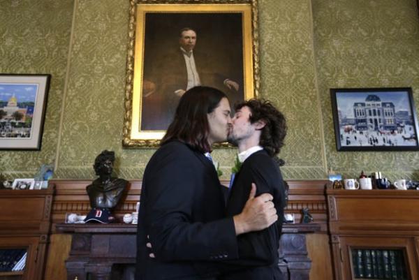 Casal gay se beija ap&oacute;s cerim&ocirc;nia de casamento na prefeitura de Providence, no estado americano de Long Island, nesta quinta-feira (1&ordm;)(Imagem:Reprodu&ccedil;&atilde;o)