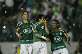 Valdivia faz 1 a 0 para o Palmeiras contra o Coritiba, na Arena Barueri