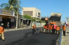 Operários trabalham no asfaltamento de ruas em Picos