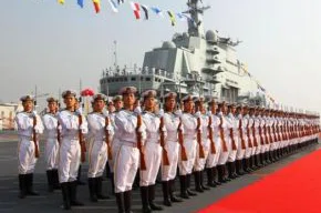 Guardas navais de honra no Liaoning, em Dalian, nesta terça-feira (25)