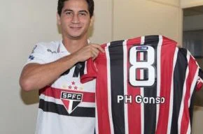 Ganso posa com a camisa do São Paulo