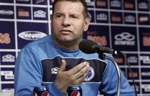 Celso Roth aprovou atuação diante do Atlético-GO