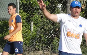 Celso Roth comanda a equipe para evitar derrota
