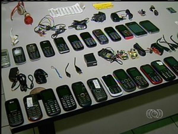 Celulares apreendidos, durante revista, seriam vendidos dentro da cadeia(Imagem:Reprodução)
