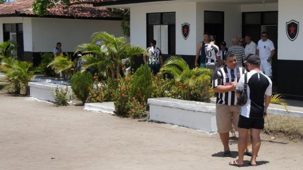 Cerca de 50 torcedores botafoguenses estiveram presentes na Maravilha do Contorno(Imagem:Reprodução)