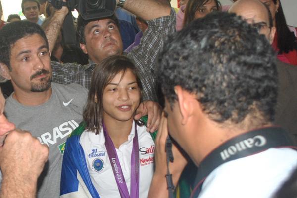 Chegada de Sarah Menezes.(Imagem:Reprodu&ccedil;&atilde;o)