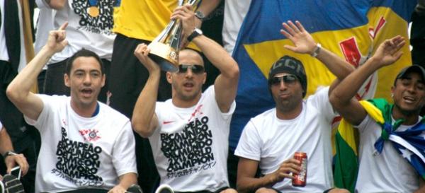 Chicão, Alessandro, Emerson Sheik e Jorge Henrique na comemoração do Corinthians (Imagem:Reprodução)
