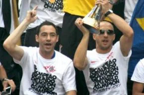 Chicão, Alessandro, Emerson Sheik e Jorge Henrique na comemoração do Corinthians