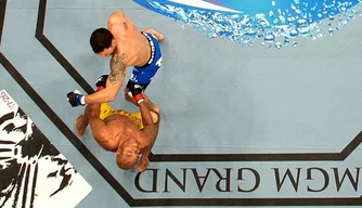 Chris Weidman acerta golpe no queixo de Anderson Silva UFC