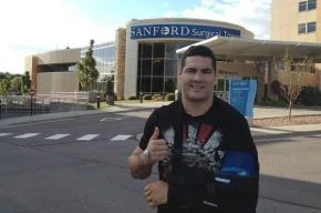Chris Weidman com o braço imobilizado após a cirurgia