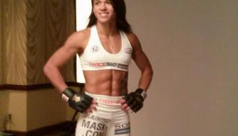 Cláudia Gadelha posa para fotos de divulgação do Invicta, antes de disputar título