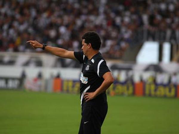 Claudinei Oliveira passa instru&ccedil;&otilde;es ao Santos (Imagem:Reprodu&ccedil;&atilde;o)