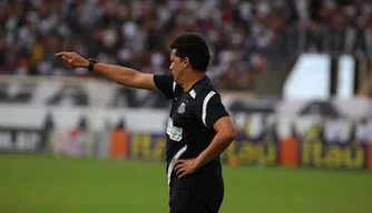 Claudinei Oliveira passa instruções ao Santos