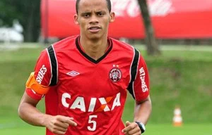 Cleberson treina e deve voltar ao time atleticano