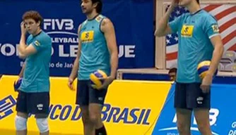 Com 2,17m, Buiatti (dir.) faz Bruninho, de 1,90m, parecer baixo