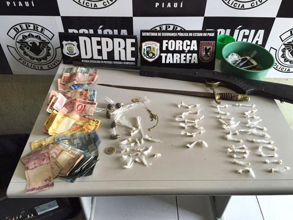 Com o suspeito a polícia apreendeu drogas, dinheiro e uma espingarda(Imagem:Reprodução)