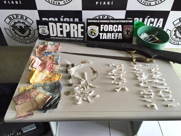 Com o suspeito a pol&iacute;cia apreendeu drogas, dinheiro e uma espingarda(Imagem:Reprodu&ccedil;&atilde;o)