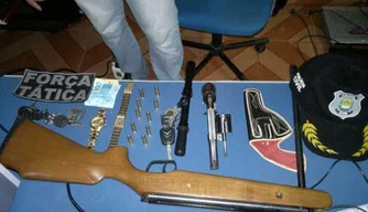 Com os suspeitos a polícia encontrou armas e munição .
