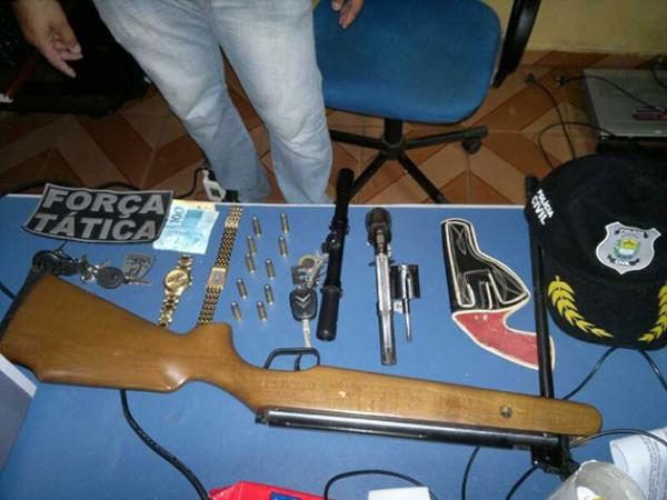 Com os suspeitos a polícia encontrou armas e munição (Foto: Divulgação)(Imagem:Reprodução)