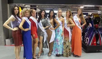 Concorrentes de 2012 e 2013 posam para foto em frente a box da RBR