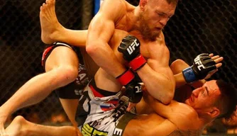 Conor McGregor (por cima) na luta contra Max Holloway