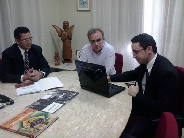 Coordenador-Geral do PROCON, Cleandro Moura (à esquerda) e seu assessor, Téssio Rauff, apresentaram o projeto de lei ao prefeito Firmino Filho.(Imagem:Divulgação)