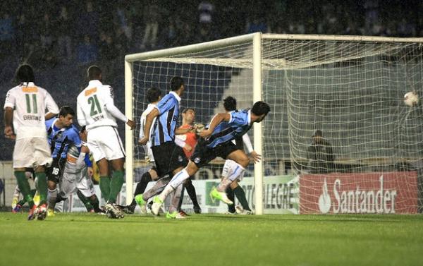 Coritiba precisa reverter placar de 1 a 0 para o Grêmio no primeiro jogo(Imagem:Agência EFE)