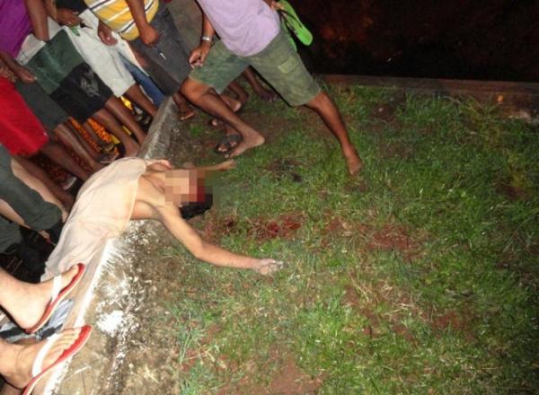 Corpo da vítima ficou estendido na rua(Imagem:Reprodução)
