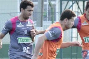 Coutinho (esquerda) pode ser titular contra o Dragão