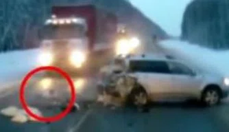 Criança quase foi atropelada por caminhão após acidente na Rússia