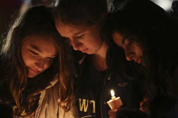 Crian&ccedil;as partiicpam neste domingo (16) de homenagem &agrave;s v&iacute;timas do massacre na escola Sandy Hook, em Newtown, Connecticut(Imagem:Reprodu&ccedil;&atilde;o)
