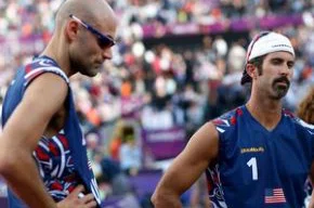 Dalhausser (E) e Rogers lamentam a derrota para os italianos Nicolai e Lup