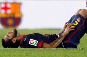 Daniel Alves sentiu o problema no empate por 2 a 2 entre Barcelona e Real Madrid