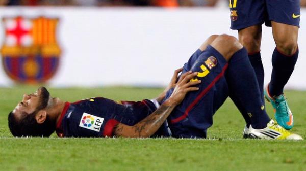 Daniel Alves sentiu o problema no empate por 2 a 2 entre Barcelona e Real Madrid(Imagem:Divulgação)