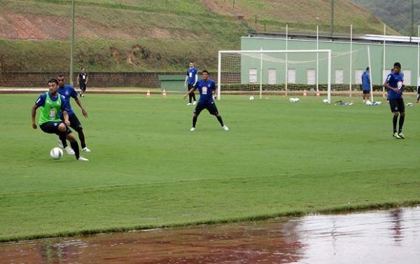 Debaixo de chuva, jogadores do Bahia treinaram em Pituaçu(Imagem:Reprodução)